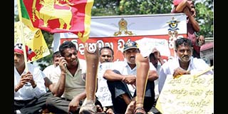 Disabled Ranaviruvo in Protest to get their Rights from Yahapalanaya