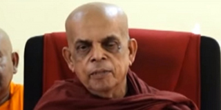 භික්‌ෂු චීවරයට අත නොතබනු