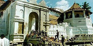 බෝම්බ ලොරියේ ටයර් කෑල්ලකින් දළදා මාලිගයට ගැසූ කොටි කොටුකරගත් හැටි