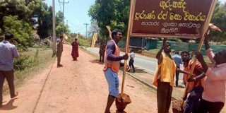 මුලතිව් ගුරුකන්ද පුරාණ රජමහා විහාර නාම පුවරු පොලිසිය බලා සිටියදී මාර්ග සංවර්ධන අධිකාරියෙන් ගලවයි…