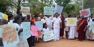 දෙමල සන්ධානයට බියේ ජනතාව පන්සල් නොයයි.