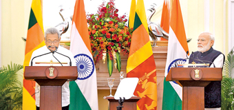 ස්විස් චීස් හා ඉන්දීය සමෝසා