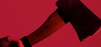 අඹුසැමි ආරවුලක් විසඳීමට ගිය පොලීසියේ දෙදෙනෙකුට පොරොවකින් කොටයි