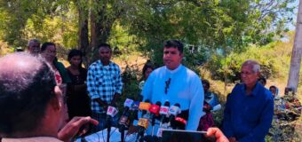 පරිසරවේදීන්ගෙන් දැඩි නිරෝධතාවය නොතකමින් සහ ශ්‍රේෂ්ඨාධිකරණ නියෝග උල්ලංඝනය කරමින් විල්පත්තුව හරහා මාර්ගයක් ඉල්ලා කතෝලික පූජකවරුන් විරෝධතාවක